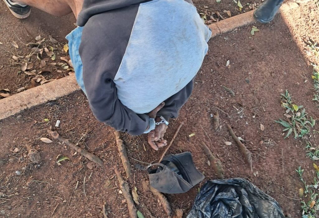 Suspeito foi contido por vigilantes próximo à entrada do pronto-socorro e encaminhado à delegacia - Foto Divulgação ClicRDC