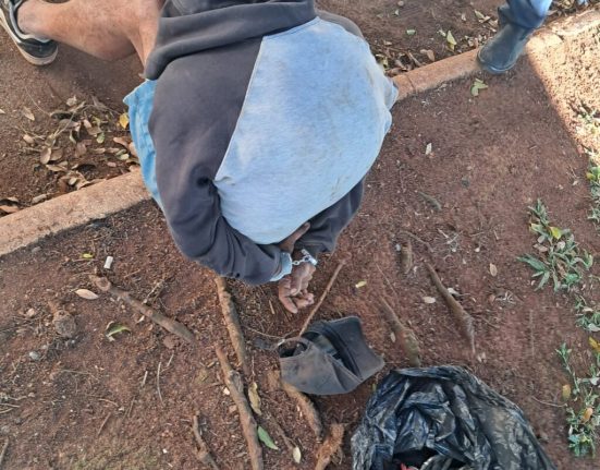 Suspeito foi contido por vigilantes próximo à entrada do pronto-socorro e encaminhado à delegacia - Foto Divulgação ClicRDC
