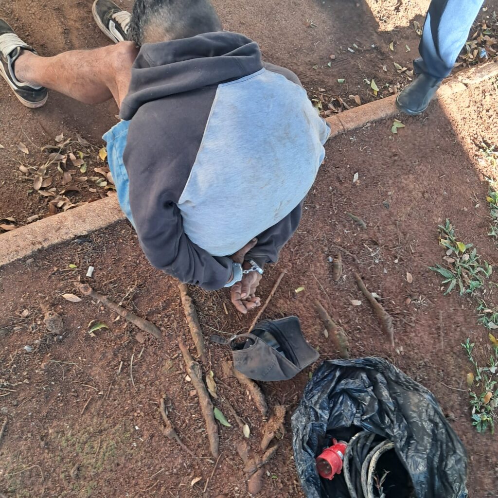 Suspeito foi contido por vigilantes próximo à entrada do pronto-socorro e encaminhado à delegacia - Foto Divulgação ClicRDC