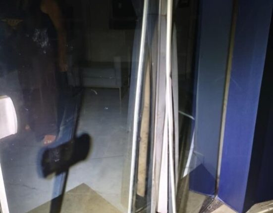 Suspeitos foram encontrados dentro da construção com mochila cheia de fios elétricos - Foto Divulgação PM