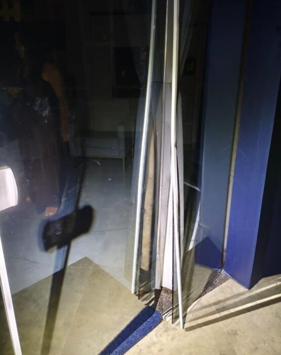 Suspeitos foram encontrados dentro da construção com mochila cheia de fios elétricos - Foto Divulgação PM