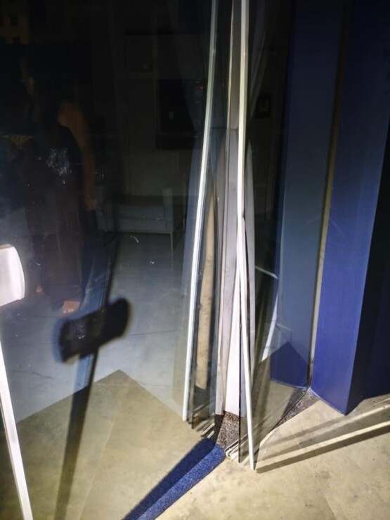 Suspeitos foram encontrados dentro da construção com mochila cheia de fios elétricos - Foto Divulgação PM