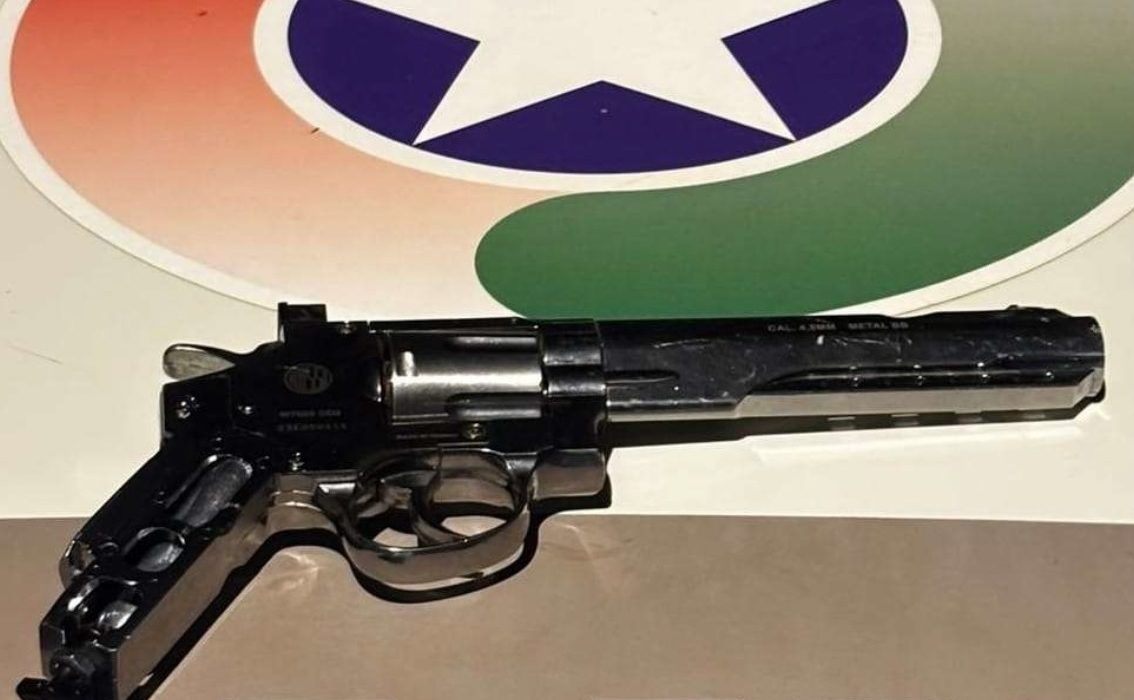 Réplica de revólver foi apreendida - Foto Polícia Militar