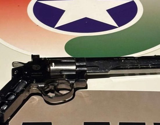 Réplica de revólver foi apreendida - Foto Polícia Militar