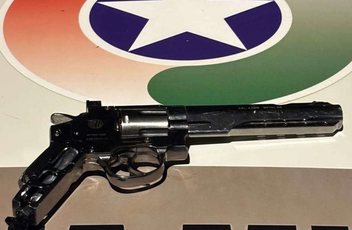 Réplica de revólver foi apreendida - Foto Polícia Militar