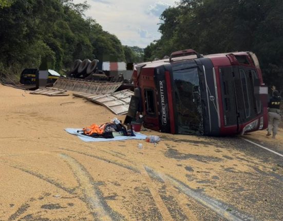 Colisão envolveu carreta e motocicleta - Fotos Corpo de Bombeiros