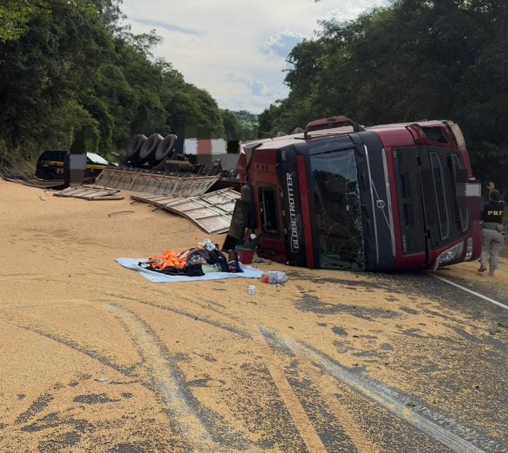 Colisão envolveu carreta e motocicleta - Fotos Corpo de Bombeiros