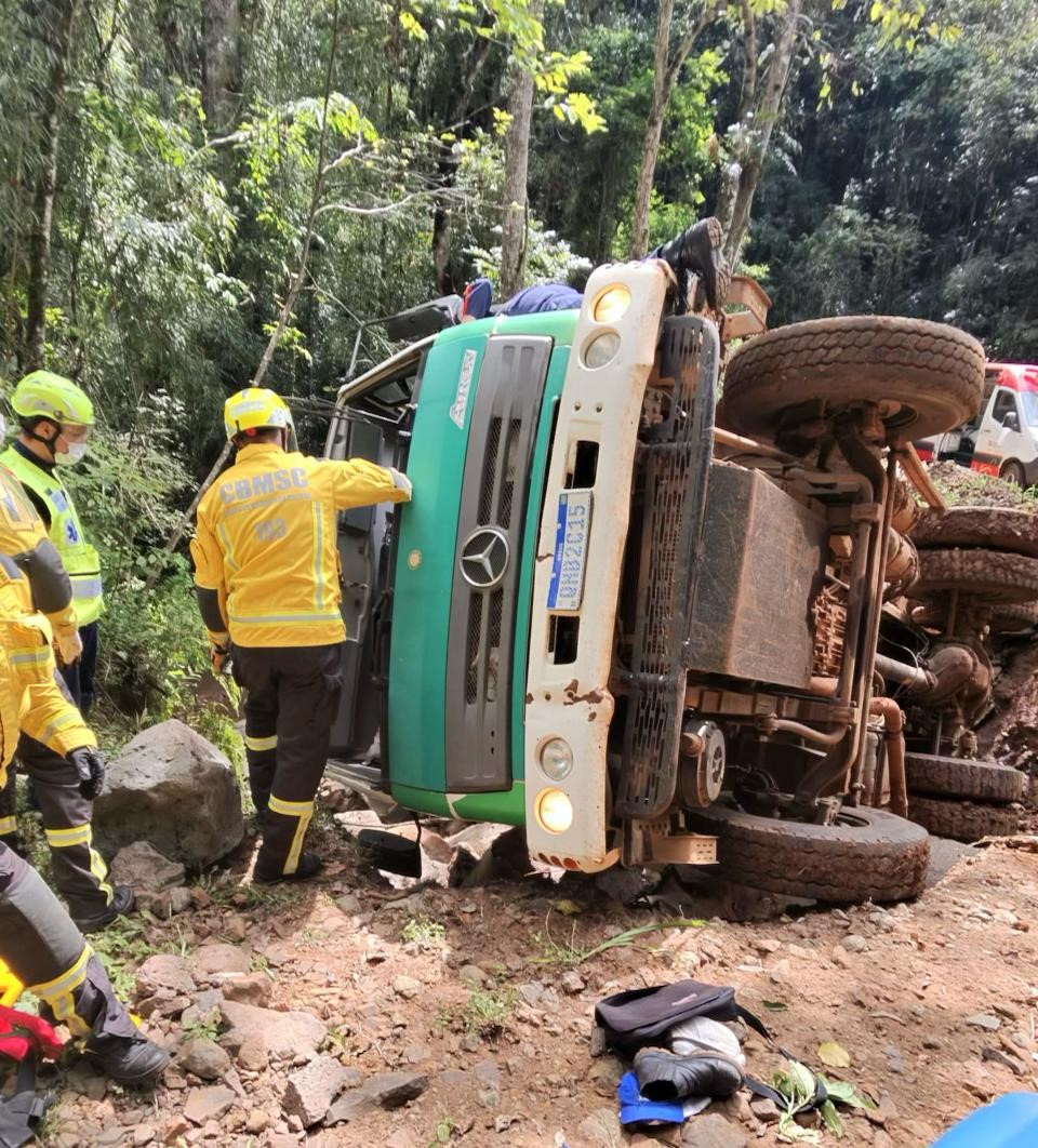 Acidente ocorreu na manhã desta segunda-feira - Fotos Saer Fron