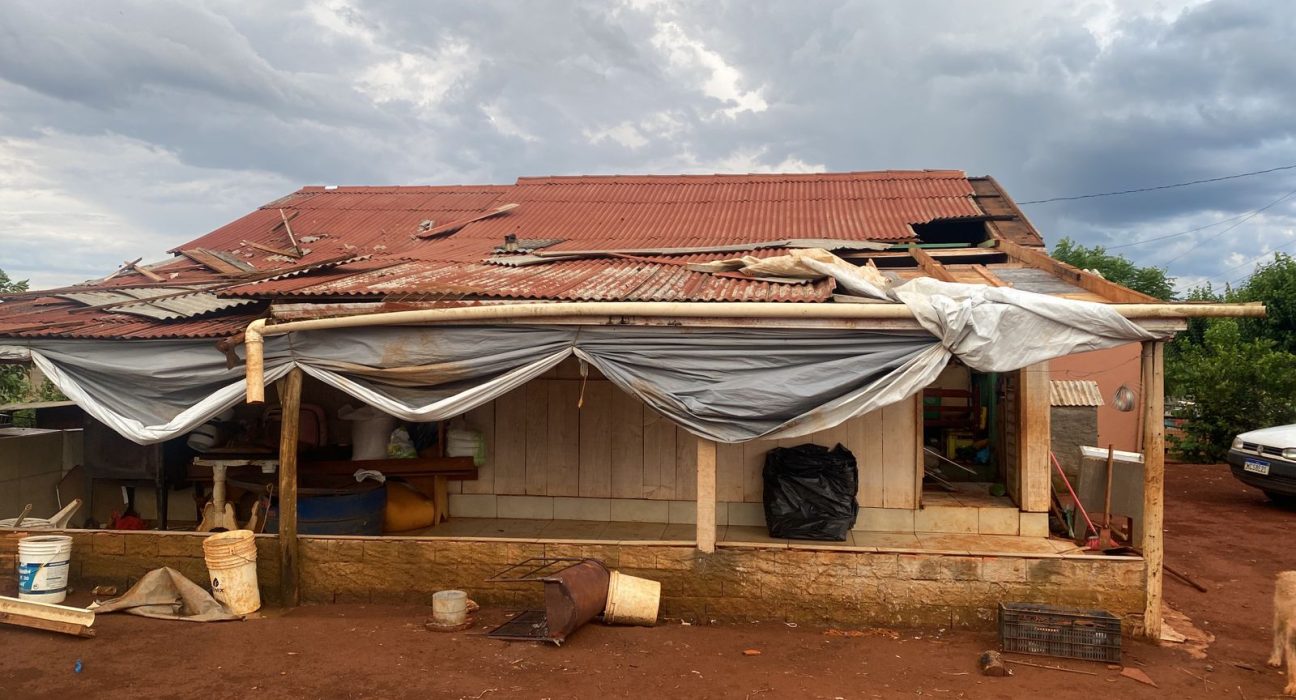 Casas destelhadas e famílias desalojadas em São Domingos