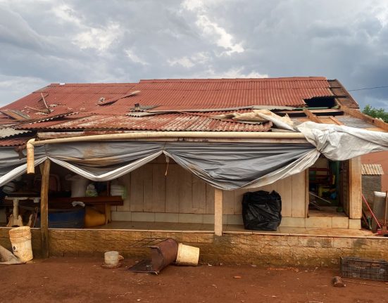 Casas destelhadas e famílias desalojadas em São Domingos