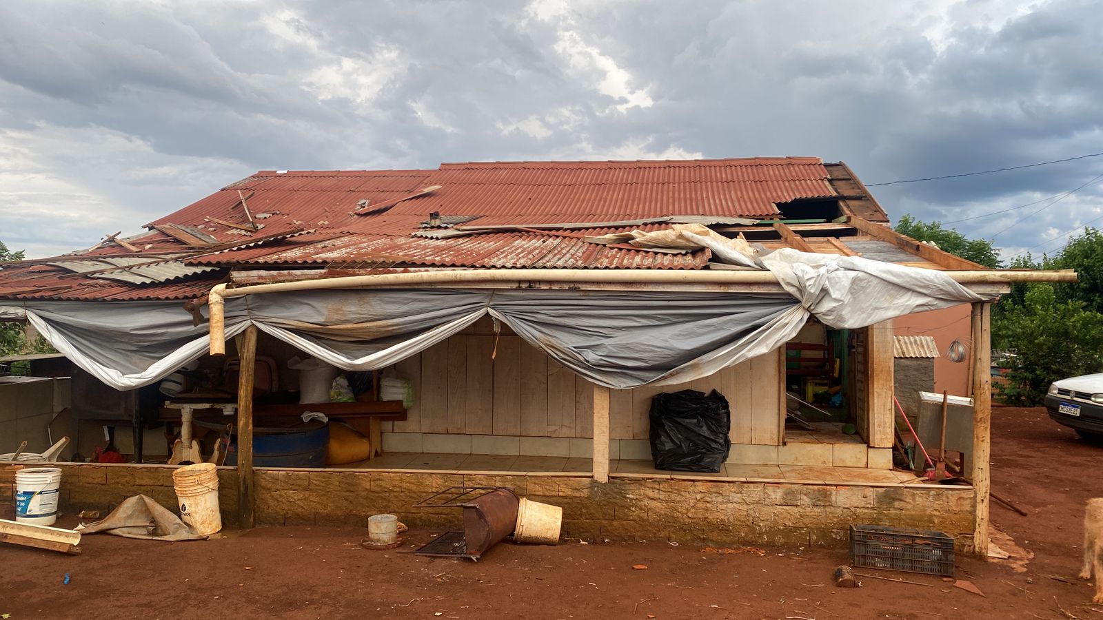 Casas destelhadas e famílias desalojadas em São Domingos