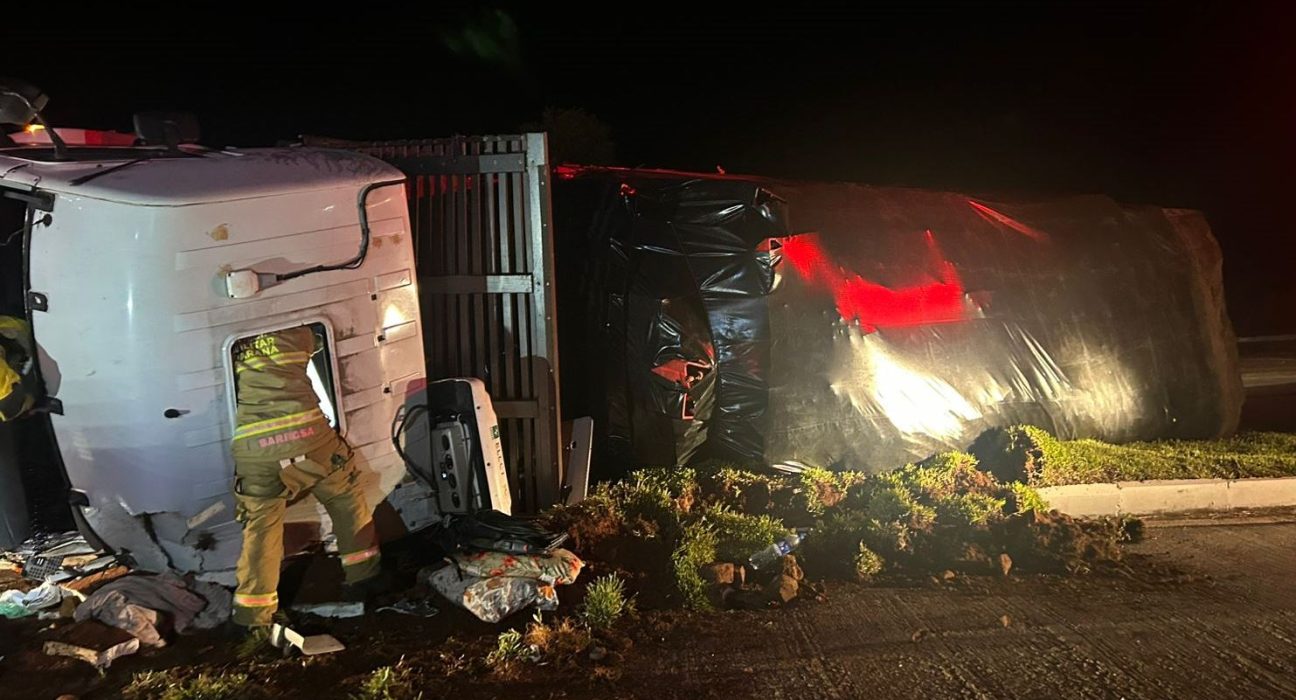 Acidente ocorreu na madrugada desta sexta-feira - Foto Corpo de Bombeiros
