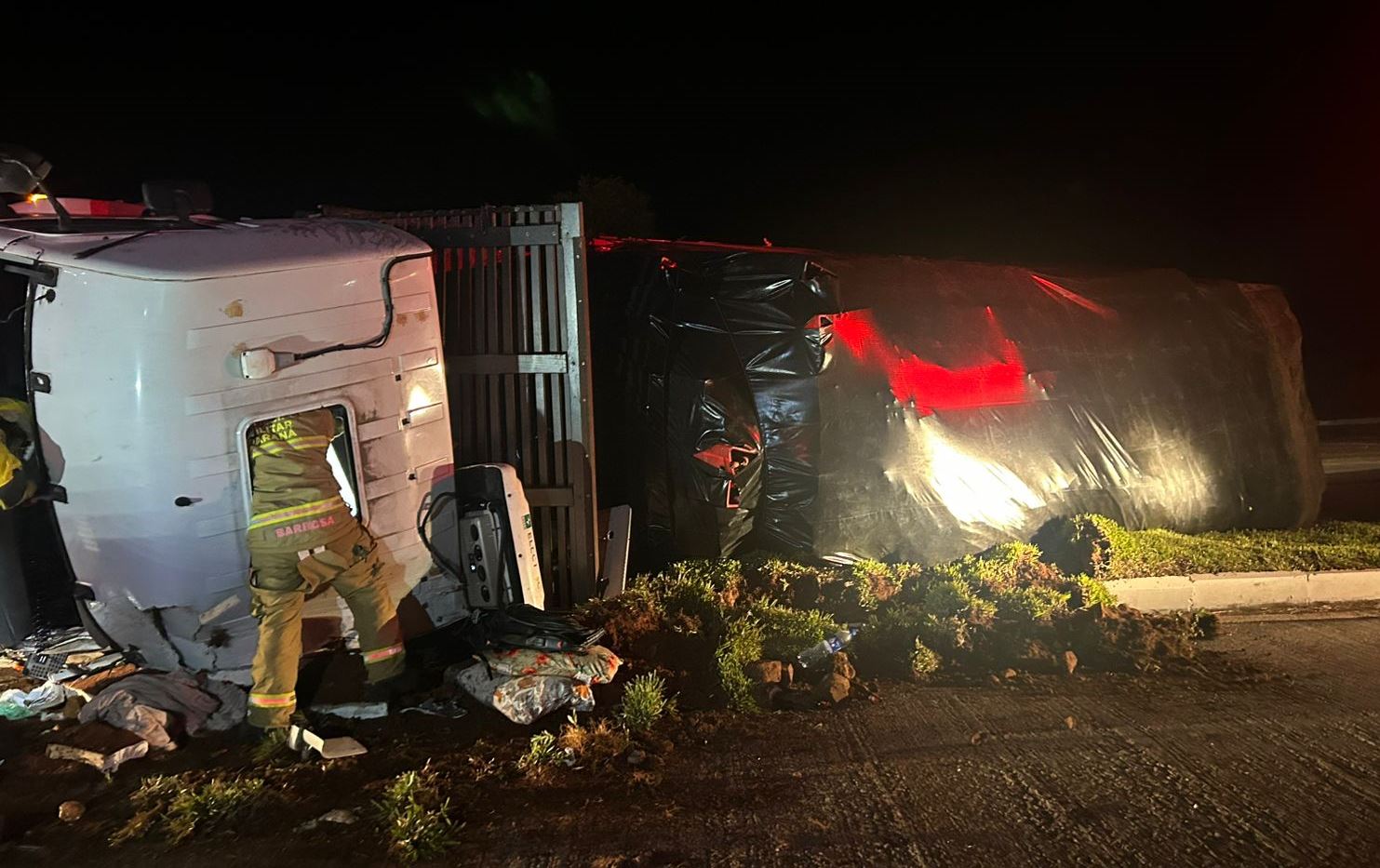 Acidente ocorreu na madrugada desta sexta-feira - Foto Corpo de Bombeiros