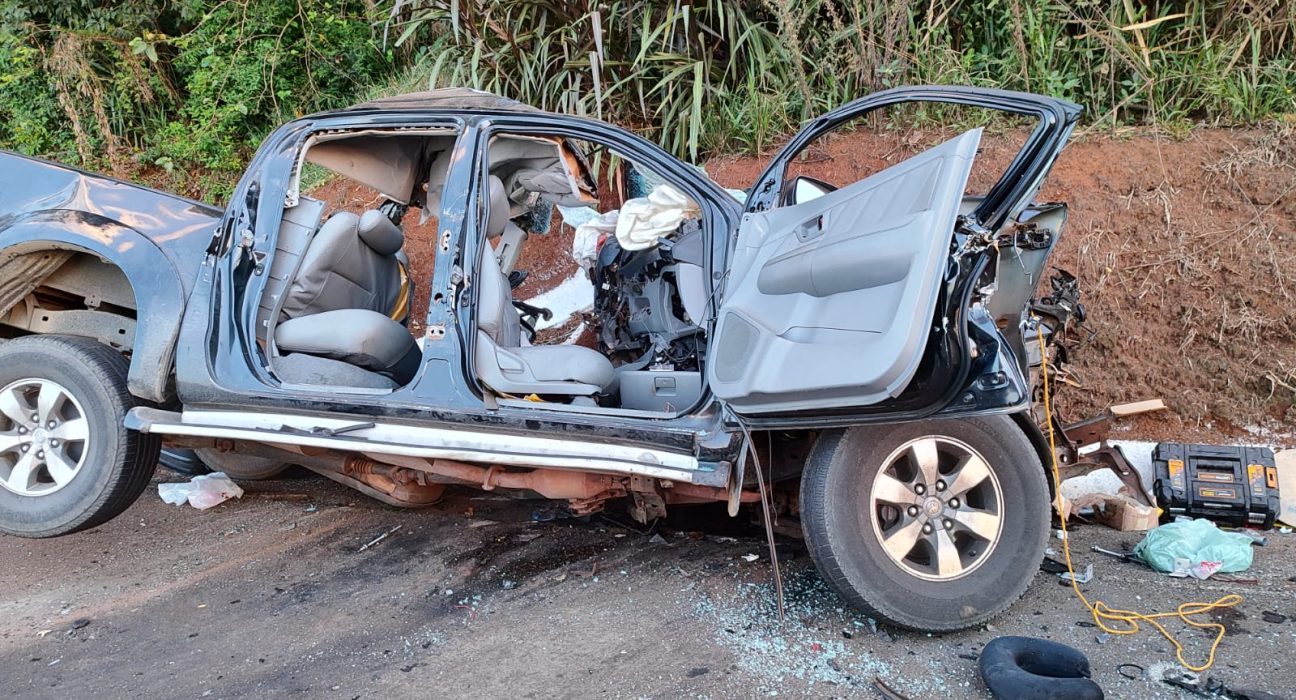 Vítimas fatais ocupavam caminhonete - Fotos Corpo de Bombeiros