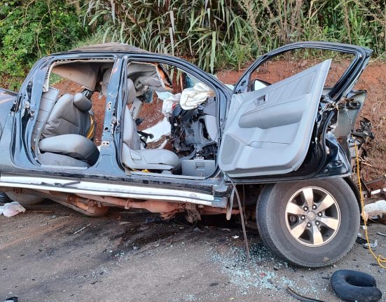 Vítimas fatais ocupavam caminhonete - Fotos Corpo de Bombeiros