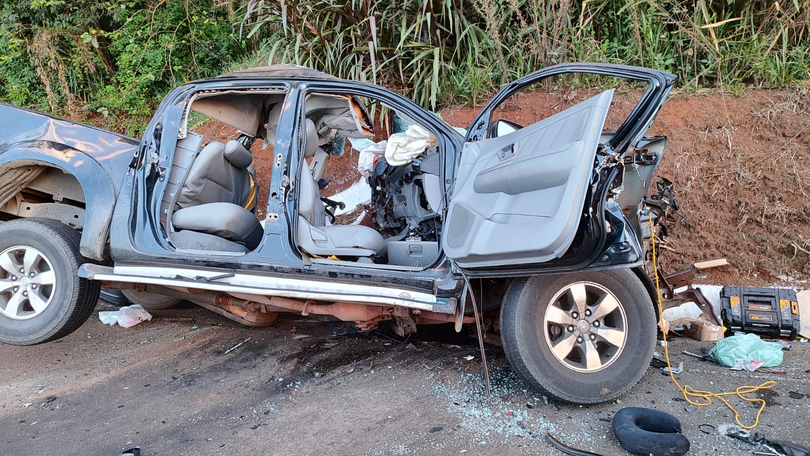 Vítimas fatais ocupavam caminhonete - Fotos Corpo de Bombeiros