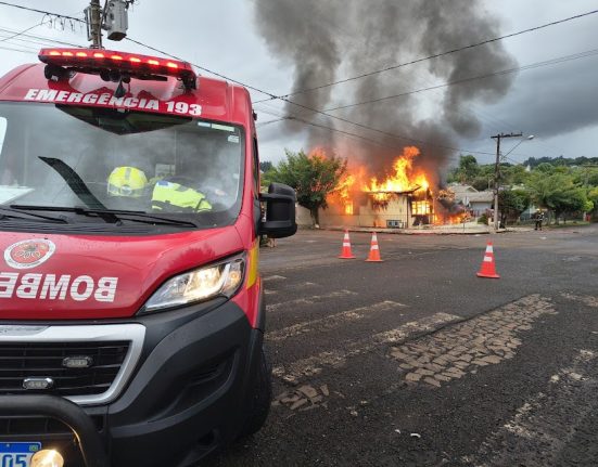 Incêndio destrói residência no centro de São Domingos