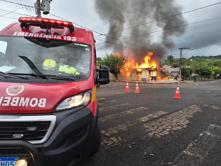 Incêndio destrói residência no centro de São Domingos