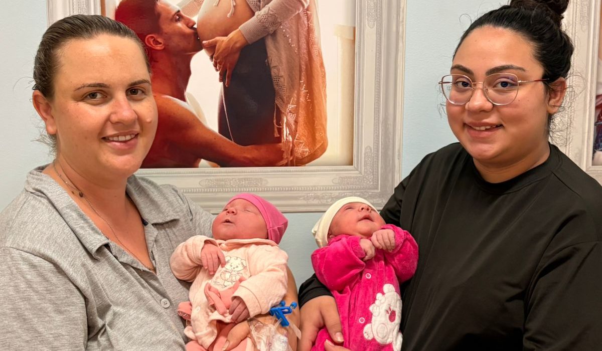 As cunhadas Suelen com a bebê Heloísa e Josiele com a bebê Jasmin