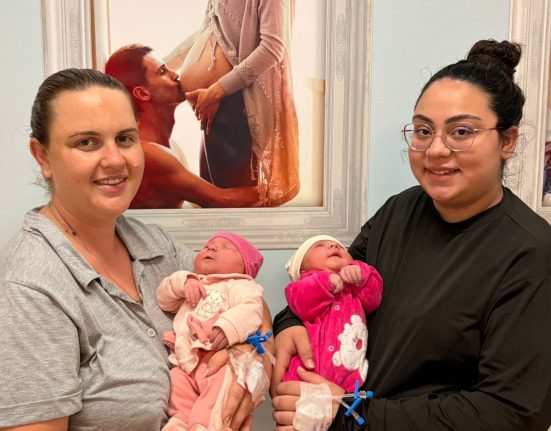 As cunhadas Suelen com a bebê Heloísa e Josiele com a bebê Jasmin