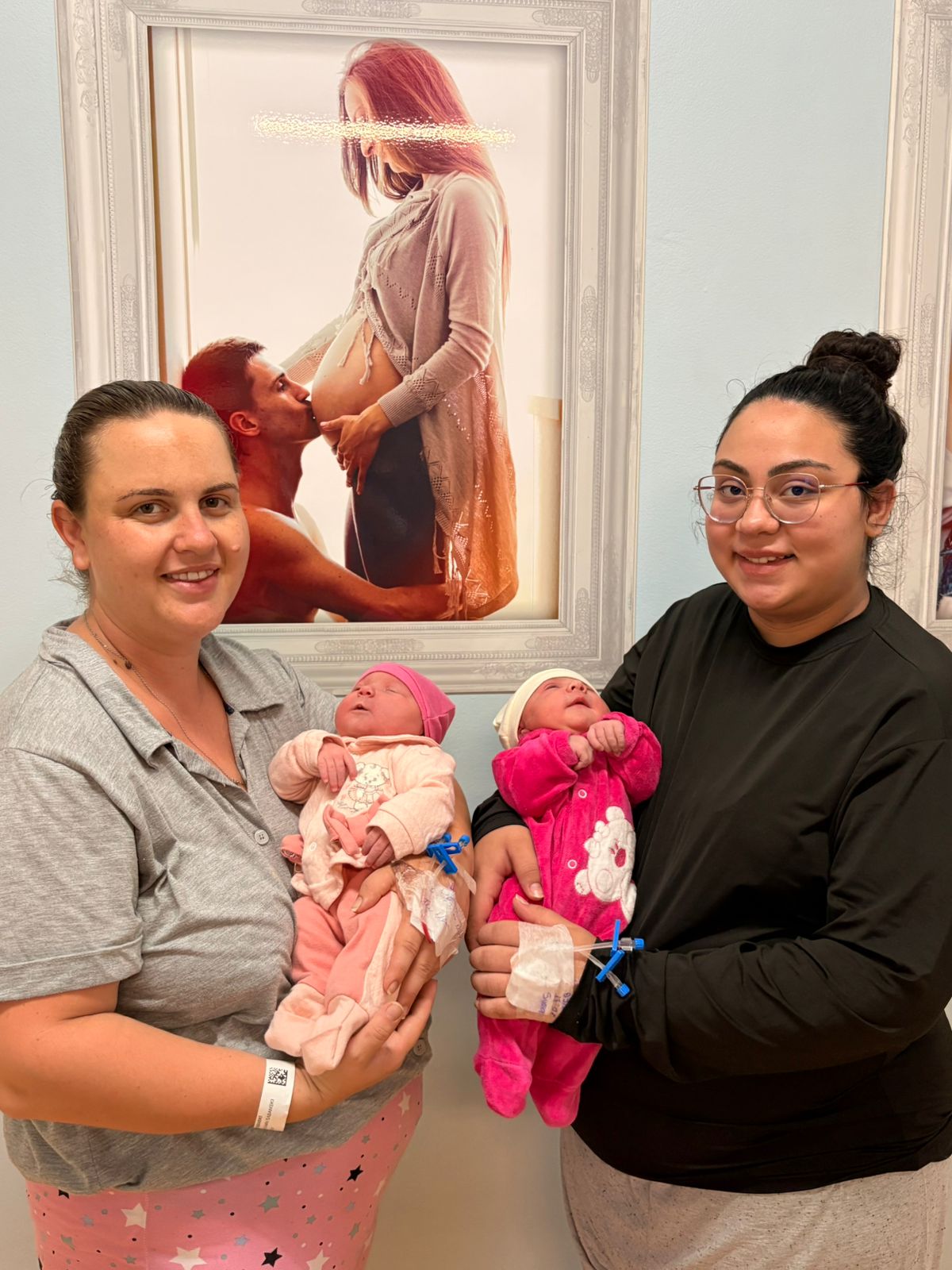 As cunhadas Suelen com a bebê Heloísa e Josiele com a bebê Jasmin