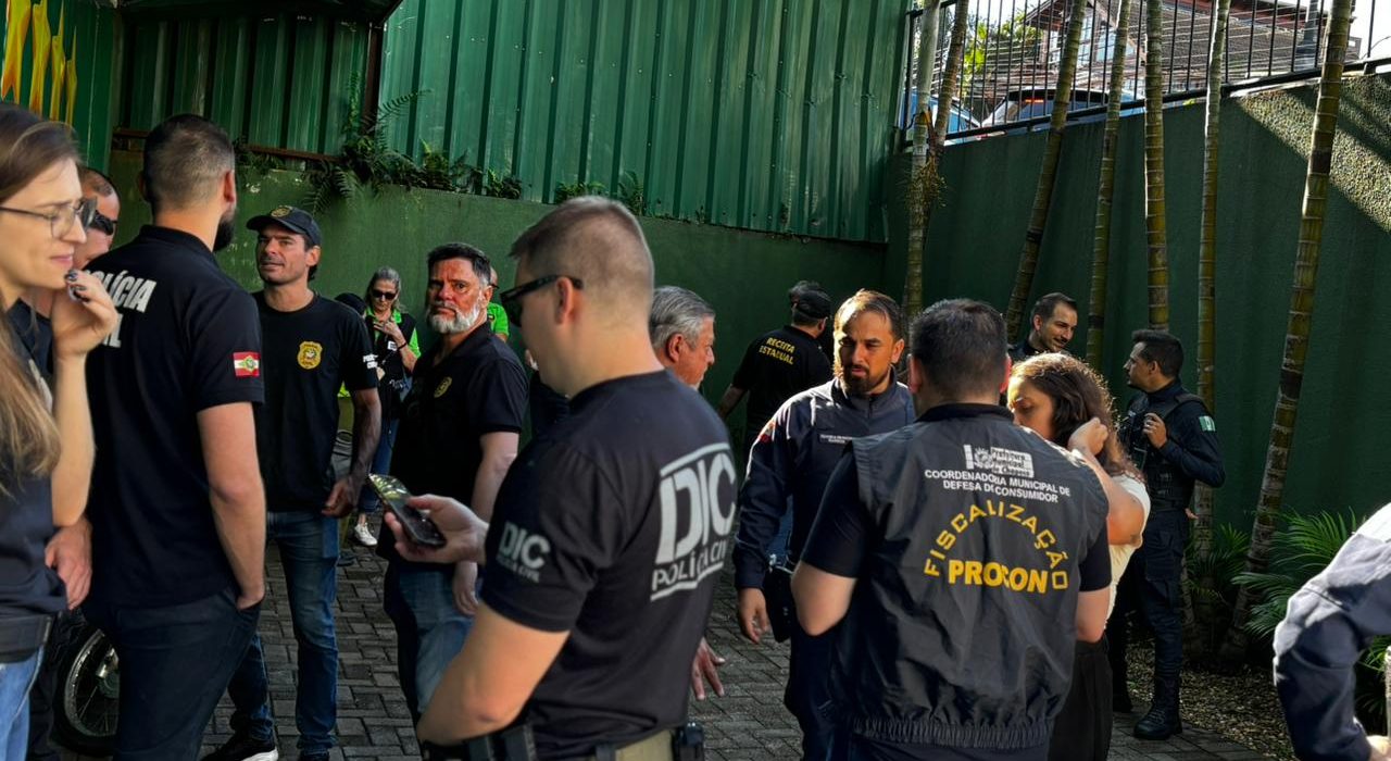 Operação reuniu diversos órgãos e apreendeu mais de 15 mil itens - Fotos Divulgação Prefeitura de Chapecó