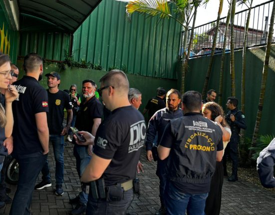 Operação reuniu diversos órgãos e apreendeu mais de 15 mil itens - Fotos Divulgação Prefeitura de Chapecó