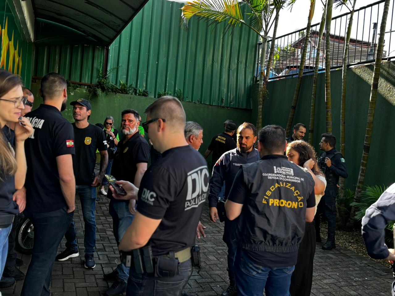 Operação reuniu diversos órgãos e apreendeu mais de 15 mil itens - Fotos Divulgação Prefeitura de Chapecó