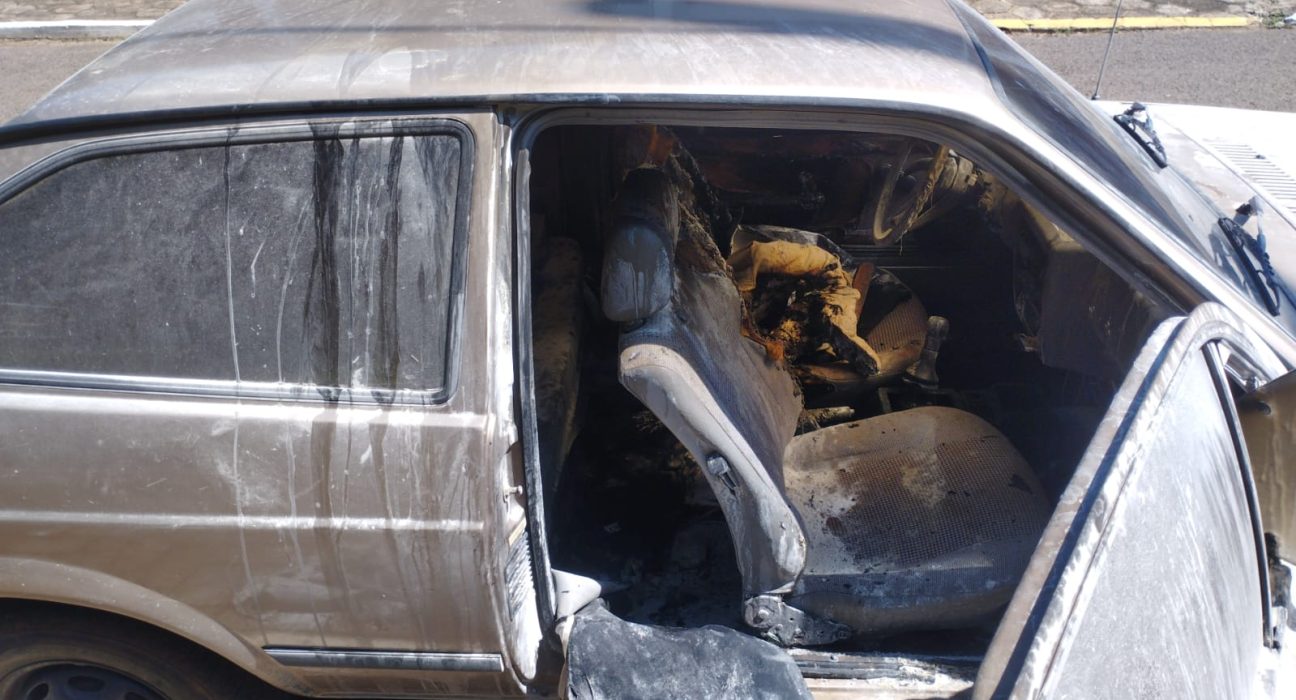 Incêndio de veículo termina com prisão do autor e da própria vítima