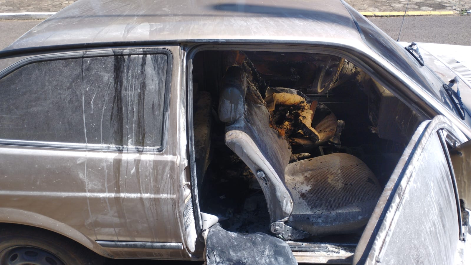 Incêndio de veículo termina com prisão do autor e da própria vítima