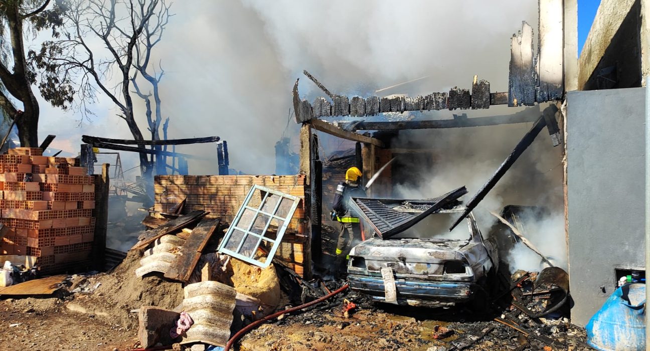Casa ficou destruída pelo incêndio - Foto Corpo de Bombeiros