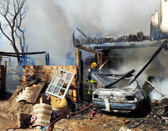 Casa ficou destruída pelo incêndio - Foto Corpo de Bombeiros