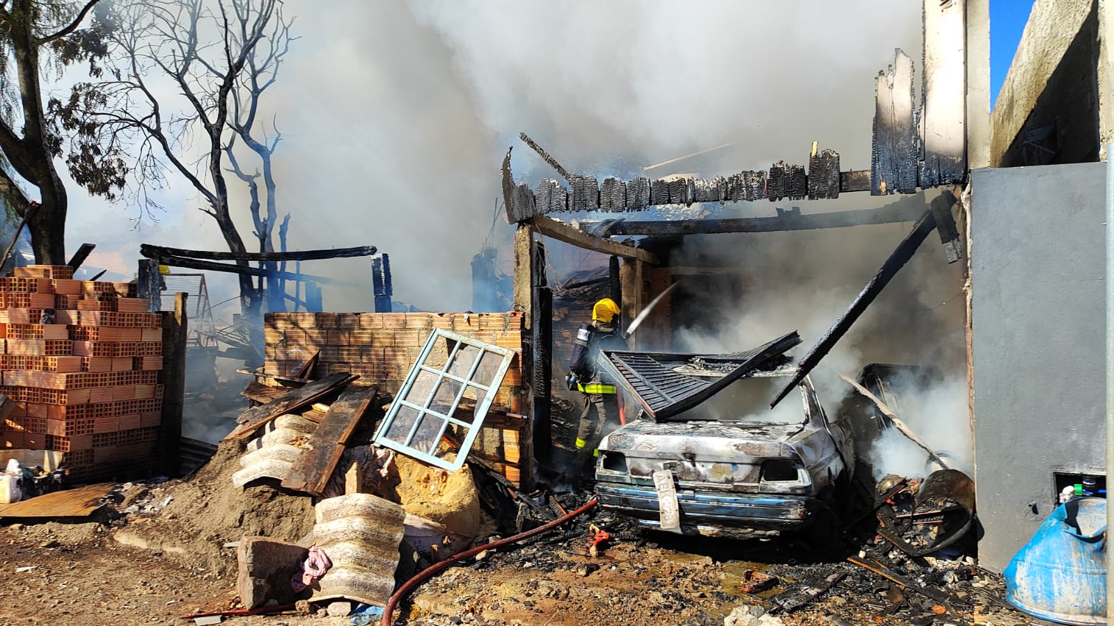 Casa ficou destruída pelo incêndio - Foto Corpo de Bombeiros