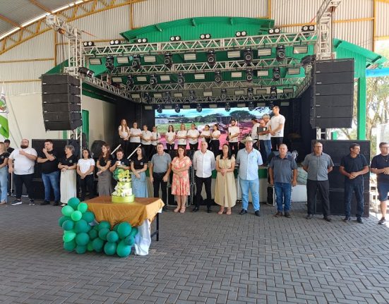 Coronel Martins celebra aniversário com festa na praça e corte do bolo