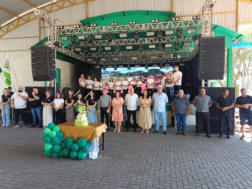 Coronel Martins celebra aniversário com festa na praça e corte do bolo