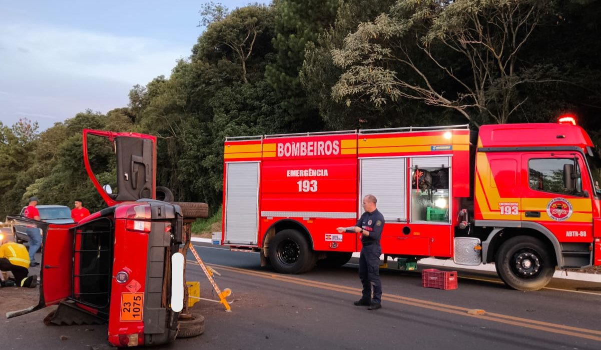 Motorista fica ferido após veículo sair da pista e capotar em rodovia no Oeste