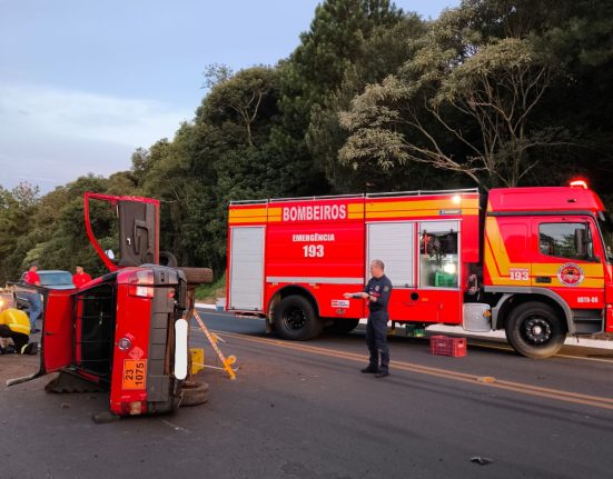 Motorista fica ferido após veículo sair da pista e capotar em rodovia no Oeste