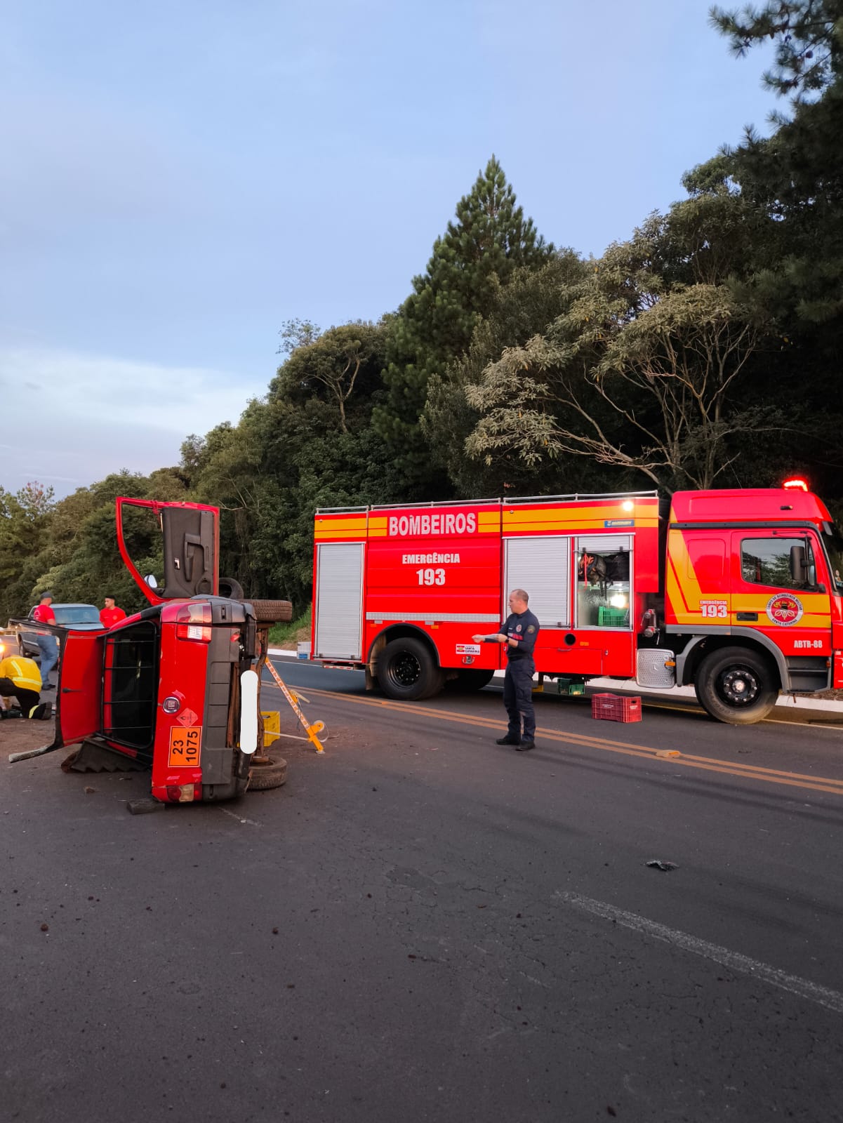 Motorista fica ferido após veículo sair da pista e capotar em rodovia no Oeste