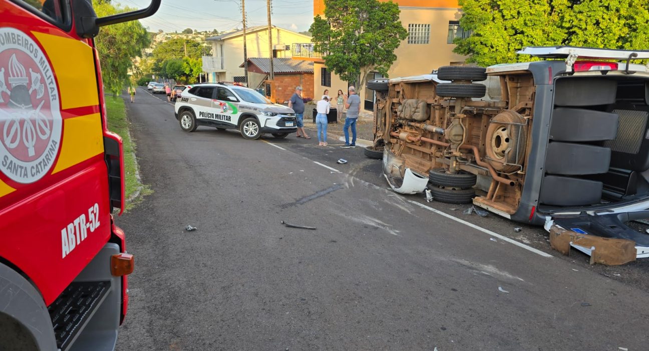 Colisão entre carro e van escolar deixa duas pessoas feridas em Xaxim