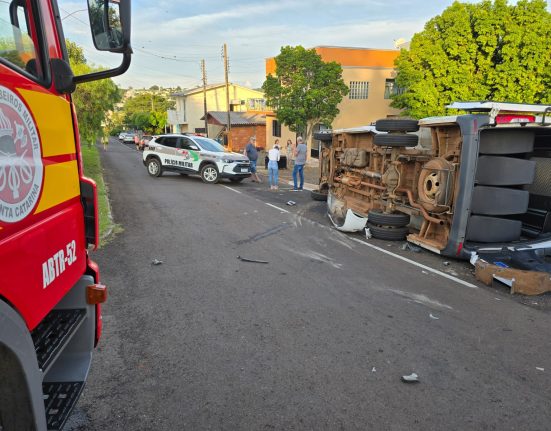 Colisão entre carro e van escolar deixa duas pessoas feridas em Xaxim