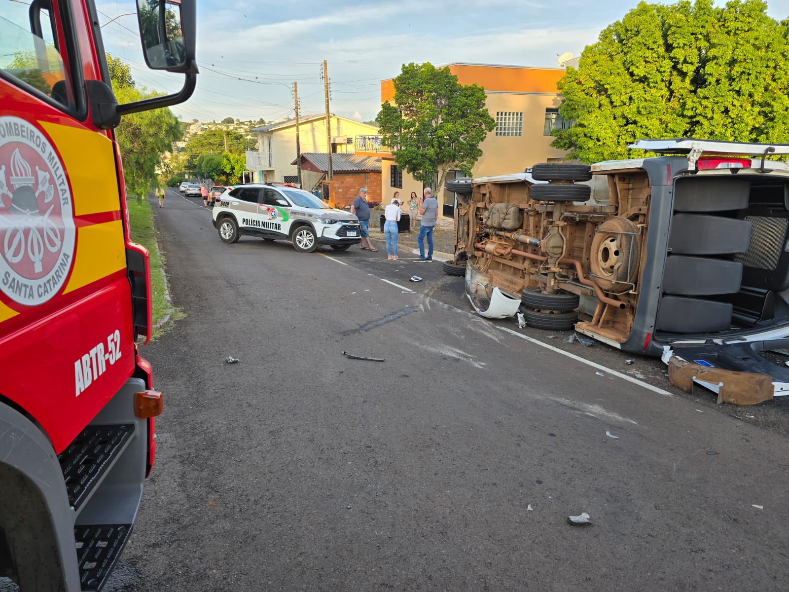 Colisão entre carro e van escolar deixa duas pessoas feridas em Xaxim