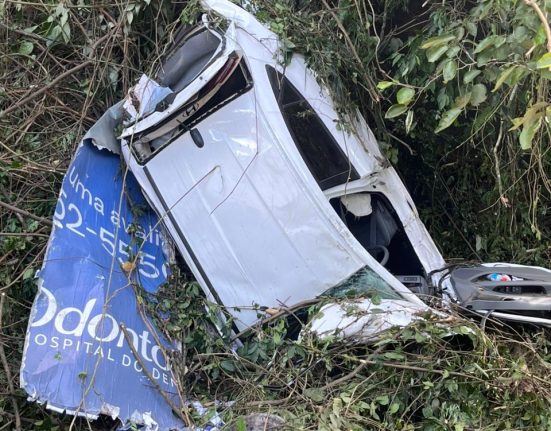 Caminhão e carro caem em ribanceira no centro de Seara