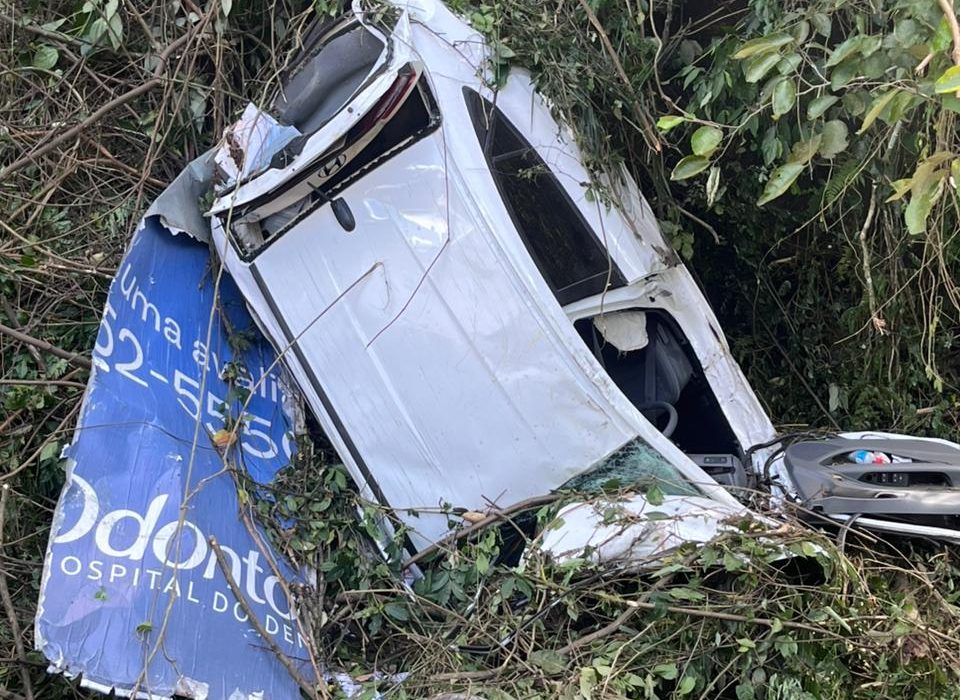 Caminhão e carro caem em ribanceira no centro de Seara