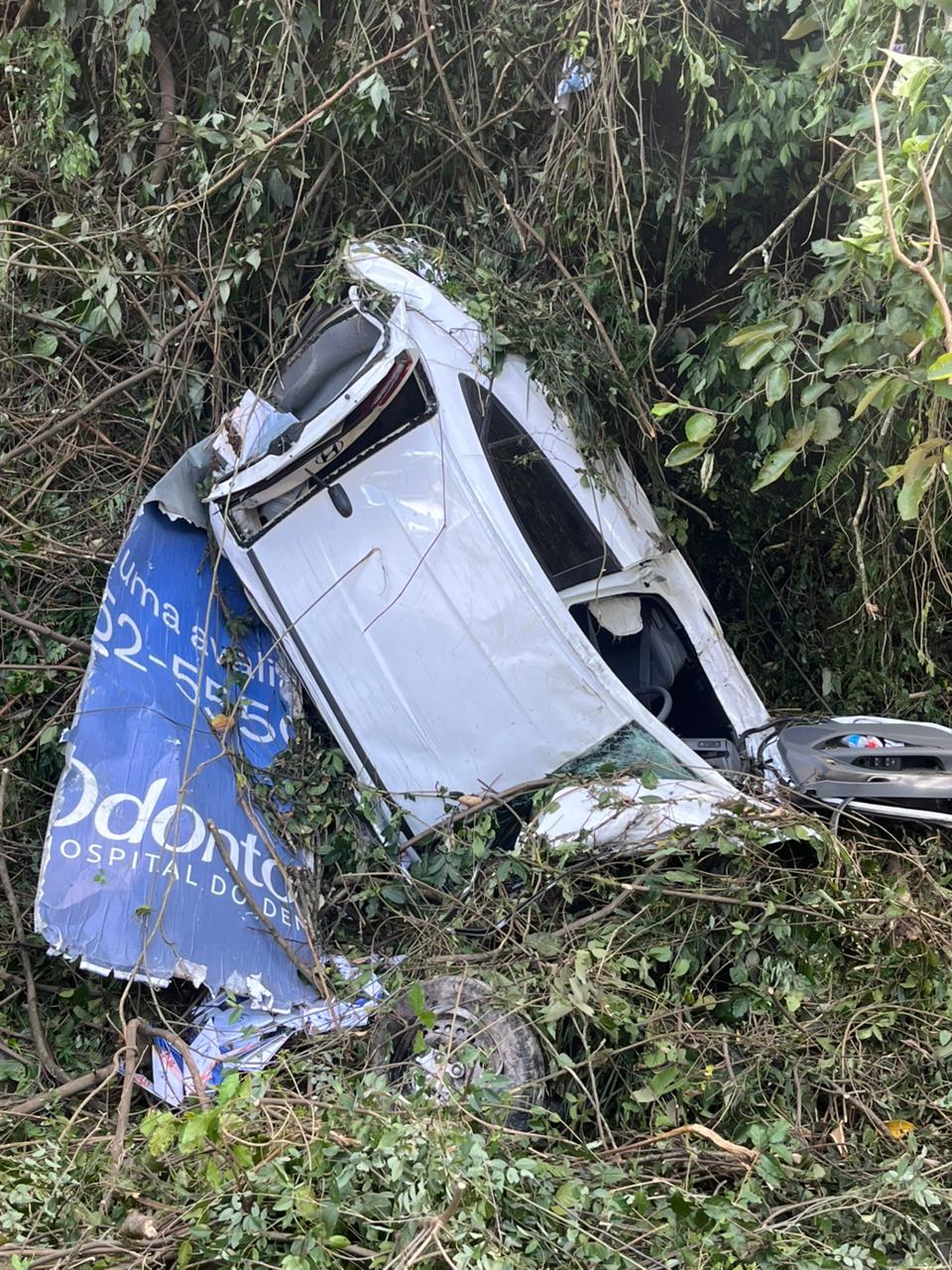 Caminhão e carro caem em ribanceira no centro de Seara