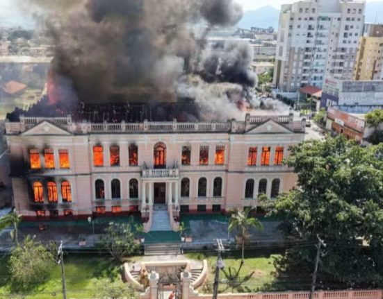 Incêndio atinge prédio histórico tombado do Instituto de Educação em Paranaguá - Foto Ronaldo Damasceno