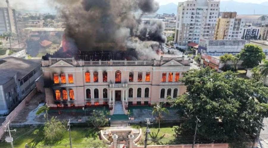 Incêndio atinge prédio histórico tombado do Instituto de Educação em Paranaguá - Foto Ronaldo Damasceno