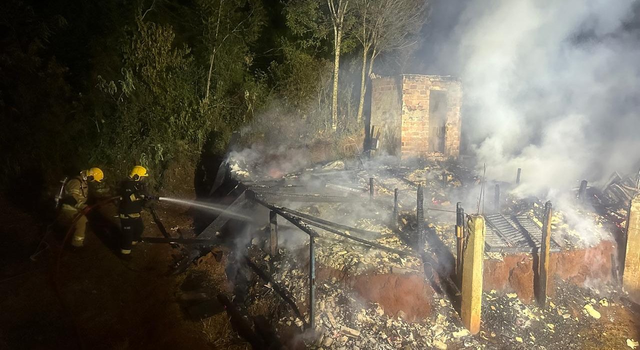 Incêndio destrói residência no interior de Xanxerê