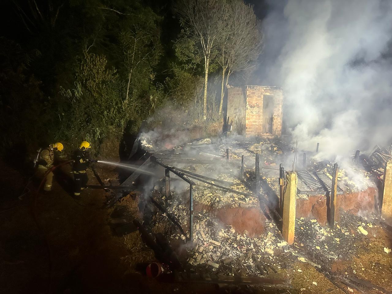 Incêndio destrói residência no interior de Xanxerê
