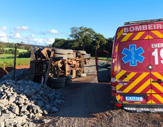 Caminhão tomba durante manobra e motorista fica ferido em São Domingos