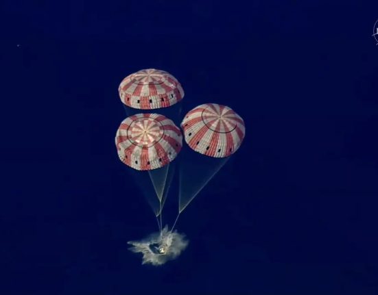 Paraquedas foram acionados e a cápsula Orion pousou com segurança no mar - Fotos Nasa Divulgação Oeste Mais